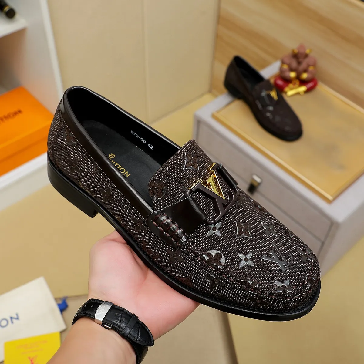 Men's shoes 💰 460 💰 Louis Vuitton LV ® 🆕 model 🔛Full shoe counter, first layer cowhide, 🐂leather lined casual shoes for men, super soft outsole, essential for driving. Counter synchronization, original first layer cowhide, completely 1:1 mold customization🌹top version, color optional! Number: 39-44 (customized at 38.45)